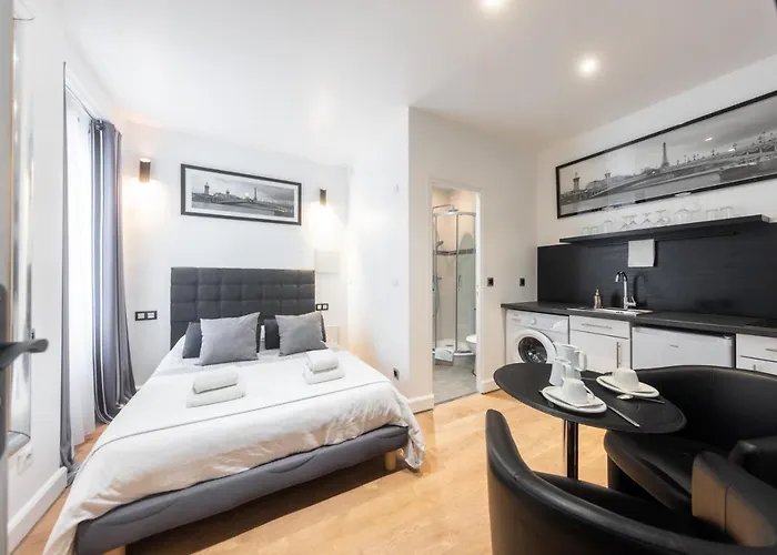 Near Eiffel Tower...Cute Little Studio